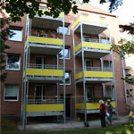Zwei Balkontrme mit je 4 Balkonen aus Stahlbetonfertigteilen Plattengre 3,2 x 2,0m schwere Gelnderausfhrung mit Fllung aus Trespa Hochdrucklaminatplatten.