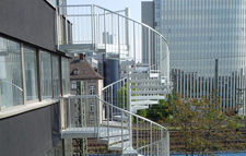 Fluchtweg als Spindeltreppe mit Gitterroststufen an einem Hotel in Frankfurt/Main, Treppenhöhe 20m, filigrane Ausführung